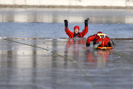 Feuerwehrübung Eisrettung in Köln