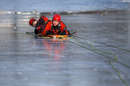 Feuerwehrübung Eisrettung in Köln