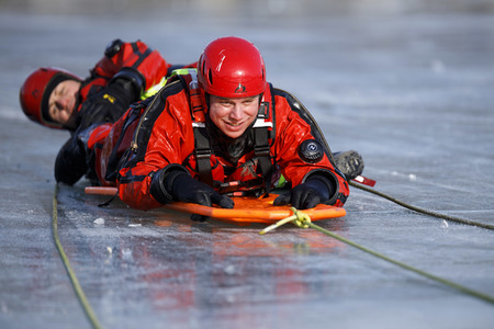 Feuerwehrübung Eisrettung in Köln