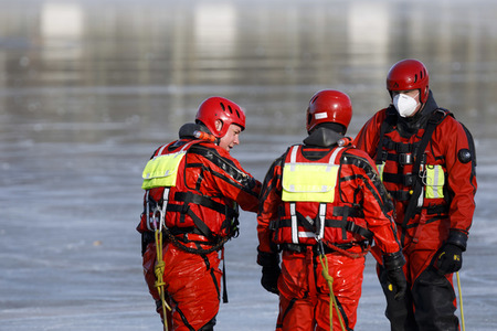 Feuerwehrübung Eisrettung in Köln