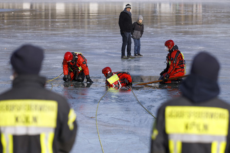 Feuerwehrübung Eisrettung in Köln