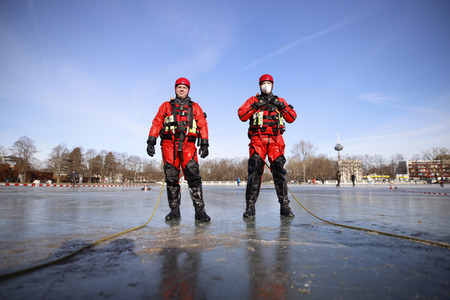 Feuerwehrübung Eisrettung in Köln