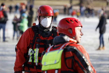 Feuerwehrübung Eisrettung in Köln