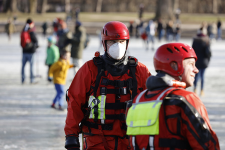 Feuerwehrübung Eisrettung in Köln
