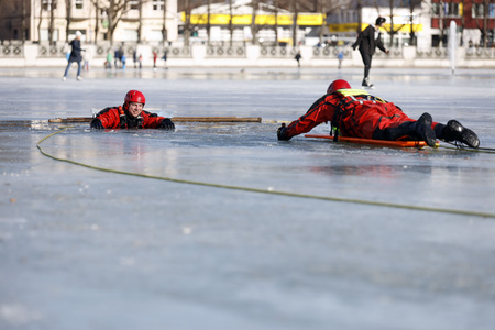 Feuerwehrübung Eisrettung in Köln