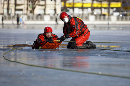 Feuerwehrübung Eisrettung in Köln