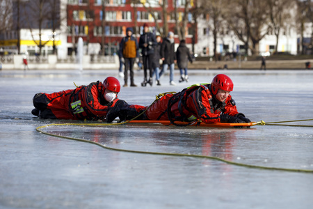 Feuerwehrübung Eisrettung in Köln