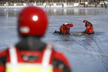 Feuerwehrübung Eisrettung in Köln