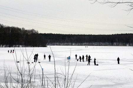 Winterspaß auf dem zugefrorenen Bötzsee in Strausberg