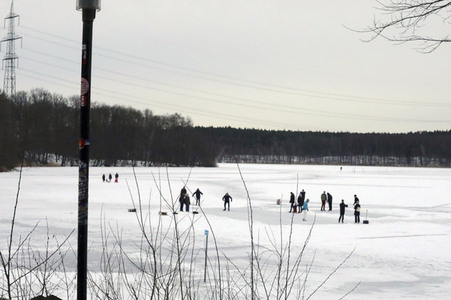 Winterspaß auf dem zugefrorenen Bötzsee in Strausberg