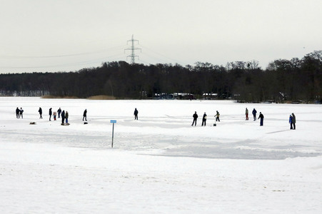 Winterspaß auf dem zugefrorenen Bötzsee in Strausberg