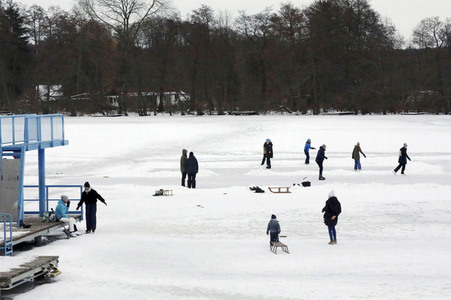 Winterspaß auf dem zugefrorenen Bötzsee in Strausberg