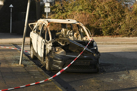 Ausgebranntes Auto in Berlin