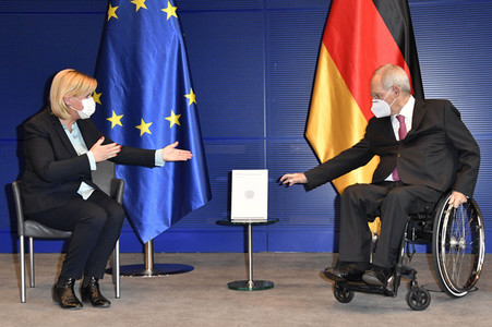 Übergabe des Jahresberichts der Wehrbeauftragten in Berlin