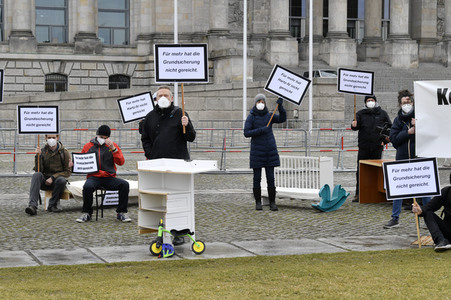 Demonstration 'Keine halben Sachen: Corona-Hilfen für die Ärmsten!' in Berlin