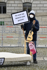 Demonstration 'Keine halben Sachen: Corona-Hilfen für die Ärmsten!' in Berlin
