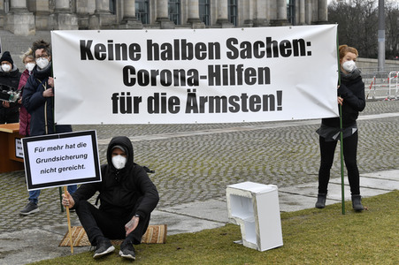 Demonstration 'Keine halben Sachen: Corona-Hilfen für die Ärmsten!' in Berlin