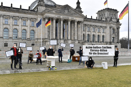 Demonstration 'Keine halben Sachen: Corona-Hilfen für die Ärmsten!' in Berlin