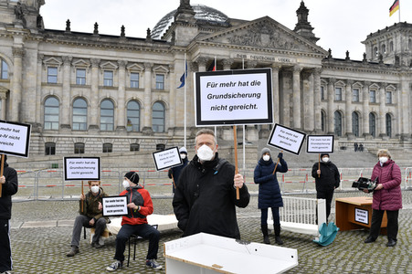 Demonstration 'Keine halben Sachen: Corona-Hilfen für die Ärmsten!' in Berlin