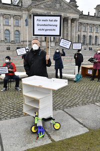 Demonstration 'Keine halben Sachen: Corona-Hilfen für die Ärmsten!' in Berlin