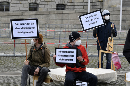 Demonstration 'Keine halben Sachen: Corona-Hilfen für die Ärmsten!' in Berlin