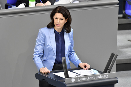 212. Sitzung des Deutschen Bundestages in Berlin