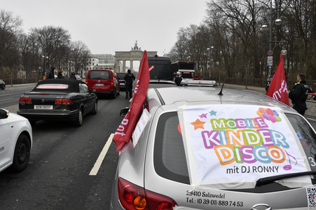 Autodemo vom Aktionsbündnis 'Alarmstufe Rot' in Berlin