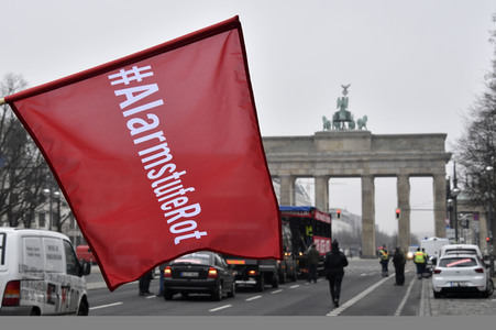 Autodemo vom Aktionsbündnis 'Alarmstufe Rot' in Berlin