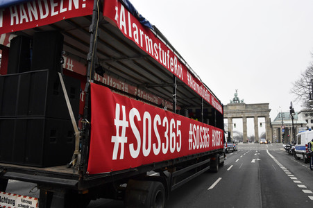 Autodemo vom Aktionsbündnis 'Alarmstufe Rot' in Berlin
