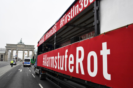 Autodemo vom Aktionsbündnis 'Alarmstufe Rot' in Berlin
