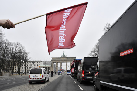 Autodemo vom Aktionsbündnis 'Alarmstufe Rot' in Berlin