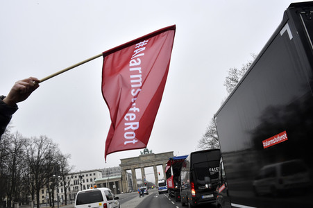 Autodemo vom Aktionsbündnis 'Alarmstufe Rot' in Berlin