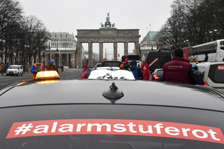 Autodemo vom Aktionsbündnis 'Alarmstufe Rot' in Berlin