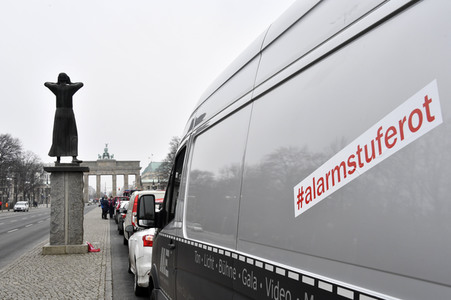 Autodemo vom Aktionsbündnis 'Alarmstufe Rot' in Berlin