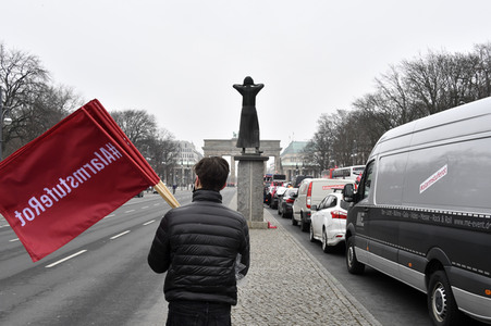 Autodemo vom Aktionsbündnis 'Alarmstufe Rot' in Berlin