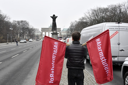 Autodemo vom Aktionsbündnis 'Alarmstufe Rot' in Berlin