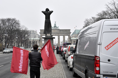 Autodemo vom Aktionsbündnis 'Alarmstufe Rot' in Berlin