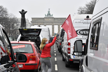 Autodemo vom Aktionsbündnis 'Alarmstufe Rot' in Berlin
