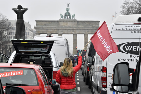 Autodemo vom Aktionsbündnis 'Alarmstufe Rot' in Berlin
