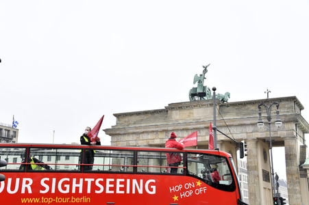 Autodemo vom Aktionsbündnis 'Alarmstufe Rot' in Berlin