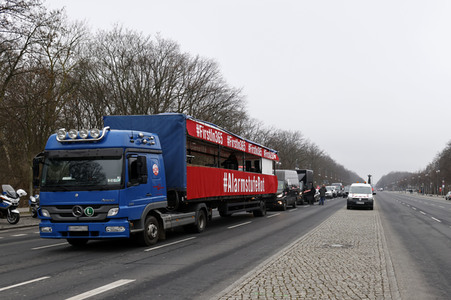 Autodemo vom Aktionsbündnis 'Alarmstufe Rot' in Berlin
