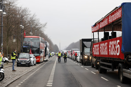 Autodemo vom Aktionsbündnis 'Alarmstufe Rot' in Berlin