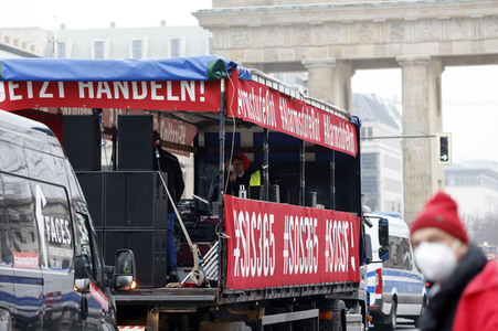 Autodemo vom Aktionsbündnis 'Alarmstufe Rot' in Berlin