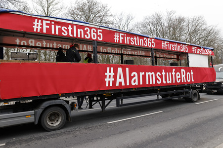 Autodemo vom Aktionsbündnis 'Alarmstufe Rot' in Berlin