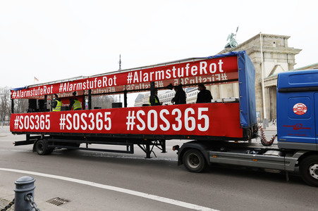 Autodemo vom Aktionsbündnis 'Alarmstufe Rot' in Berlin