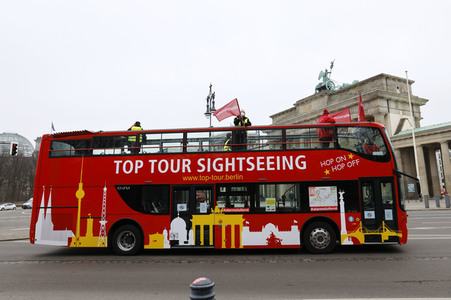 Autodemo vom Aktionsbündnis 'Alarmstufe Rot' in Berlin