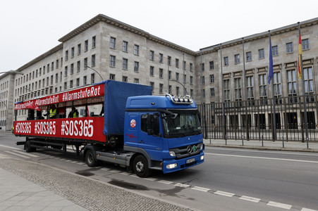 Autodemo vom Aktionsbündnis 'Alarmstufe Rot' in Berlin