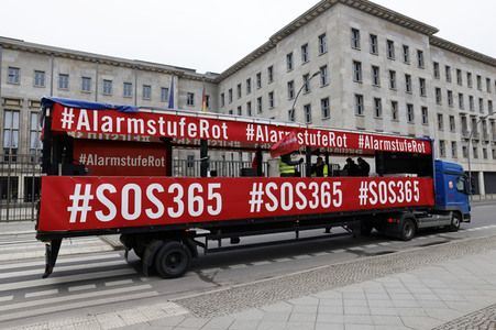 Autodemo vom Aktionsbündnis 'Alarmstufe Rot' in Berlin