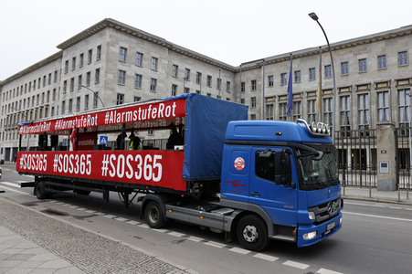 Autodemo vom Aktionsbündnis 'Alarmstufe Rot' in Berlin