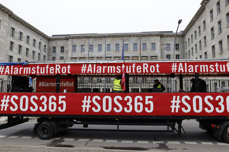 Autodemo vom Aktionsbündnis 'Alarmstufe Rot' in Berlin